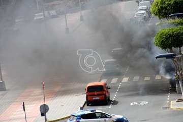 Incendio de un contenedor en la rambla de Pedro Lezcano (Foto TA)